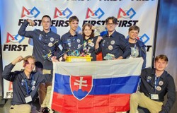 Tím GŠM 5a5 na turnaji FIRST LEGO League Western Edge Open v Kalifornii.