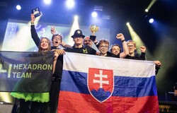 Tím Hexadron preberá víťaznú trofej v kategórii Robot Game na FIRST LEGO League European Championship v Bodø.